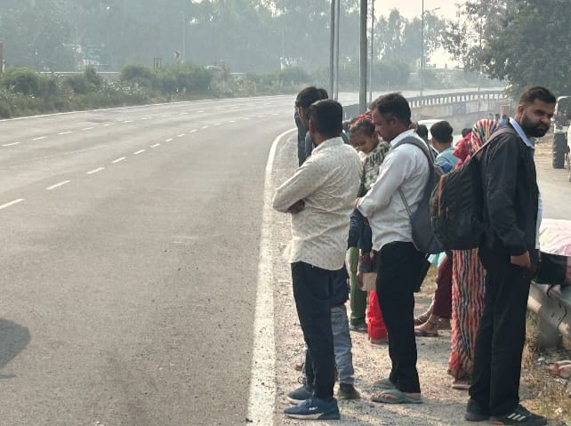 34 किमी. का एनएच बन गया और गति भी मिल गई, पर 17 किमी. में इंसान के लिए छांव नही बन पाई! डूमरकछार से मोहनपुर तक एनएच 130 पर एक भी यात्री प्रतीक्षालय नही… धूप- बारिश में खड़े होने को मजबूर यात्री और स्कूली बच्चें