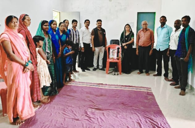 केराझरिया पंचायत भवन में मनाई गई पूर्व प्रधानमंत्री राजीव गांधी की जयंती, ब्लाक कांग्रेस ने किया नमन