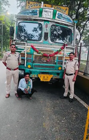 ऑपरेशन ‘प्रहार’ का बड़ा वार: 15.75 टन स्क्रैप से लदा 12 चक्का ट्रक जब्त, करीब 17 लाख की संपत्ति पुलिस के कब्जे में