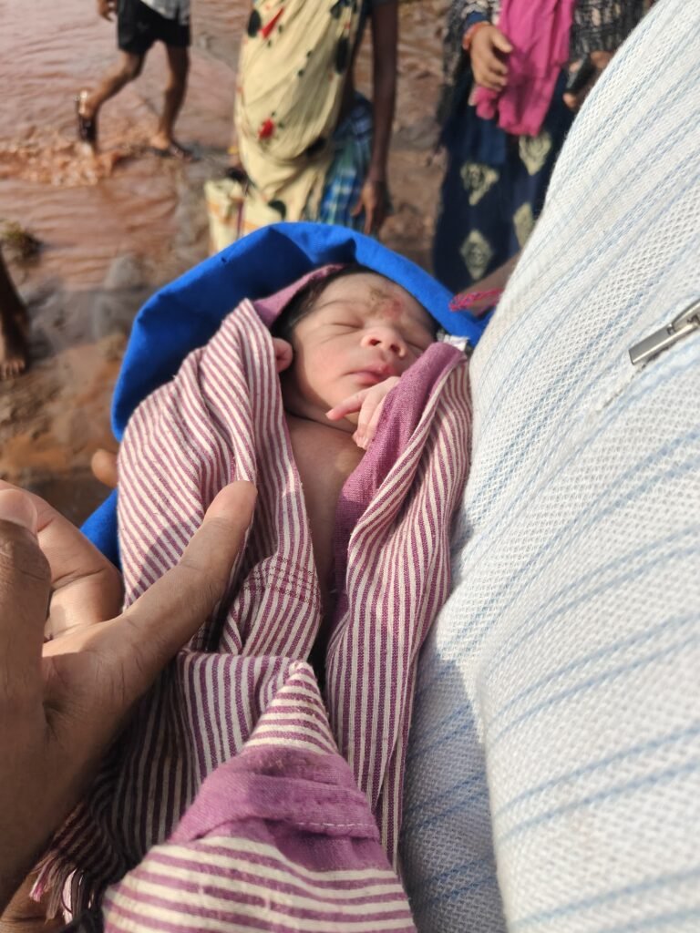 बाढ़ के बीच प्रशासन का सबसे बड़ा रेस्क्यू ऑपरेशन: तहसीलदार देवनन्दन टंडन के नेतृत्व में 9 लोगों की बचाई गई जान