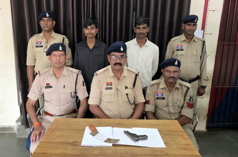* सार्वजनिक स्थान पर नकली पिस्टल एवं तलवार लहराकर लोगों में दहशत फैलाने वाले 02 आरोपी चढ़े कोतवाली पुलिस के हत्थे