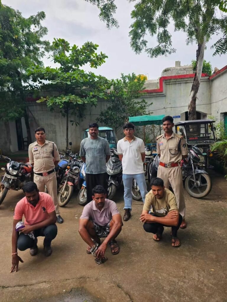 सिमगा पुलिस की बड़ी सफलता: शातिर वाहन चोर गिरोह का पर्दाफाश कर बाजार एवं भीडभाड क्षेत्रों से वाहन पार करने वाले 03 अंतरजिला शातिर आरोपी गिरफ्तार!