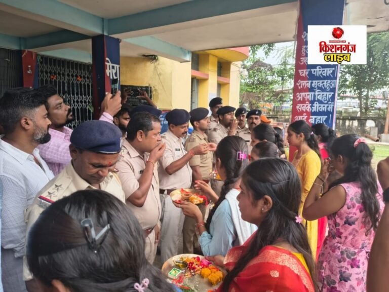 रक्षाबंधन पर खाकी की कलाई पर सजा रक्षा सूत्र, दुर्गावाहिनी एवं विहिप की बहनों ने पुलिसकर्मियों को बांधी राखी