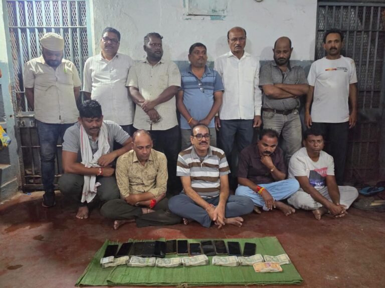 दुर्ग पुलिस ब्रेकिंग:– जुआ पर दुर्ग पुलिस की लगातार कार्यवाही जारी, वार्ड 34 कैम्प 1 थाना छावनी में एक घर में चल रहे जुआ पर पुलिस की कार्यवाही, 12 आरोपियों को गिरफ्तार कर ₹3 लाख 16 हज़ार 930 रुपये एवं 12 मोबाइल जप्त
