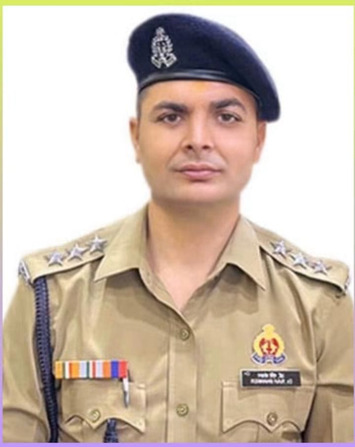 #सुप्रीमकोर्ट से टकराना पड़ा भारी: छात्र को 5 लाख का नोटिस थमाने वाले ACP रवि शंकर नपे, सरकार ने किया सस्पेंड!