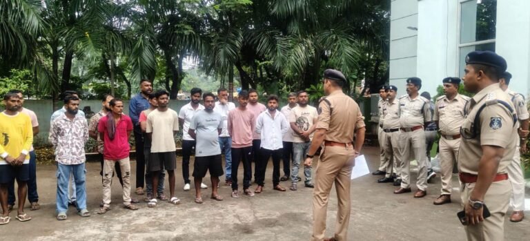 रायगढ़ पुलिस का बदमाशों पर बड़ा शिकंजा! भोर में घरों पर दबिश, 58 गुंडा-निगरानी बदमाश थाने में हाजिर; हर महीने देनी होगी हाजिरी