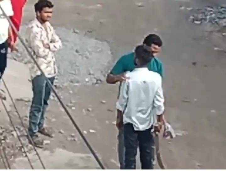 कोरबा में नशेड़ी की गुंडागर्दी: सड़क पर तलवार लहराकर दी जान से मारने की धमकी, पुलिस ने घेराबंदी कर सिखाया सबक