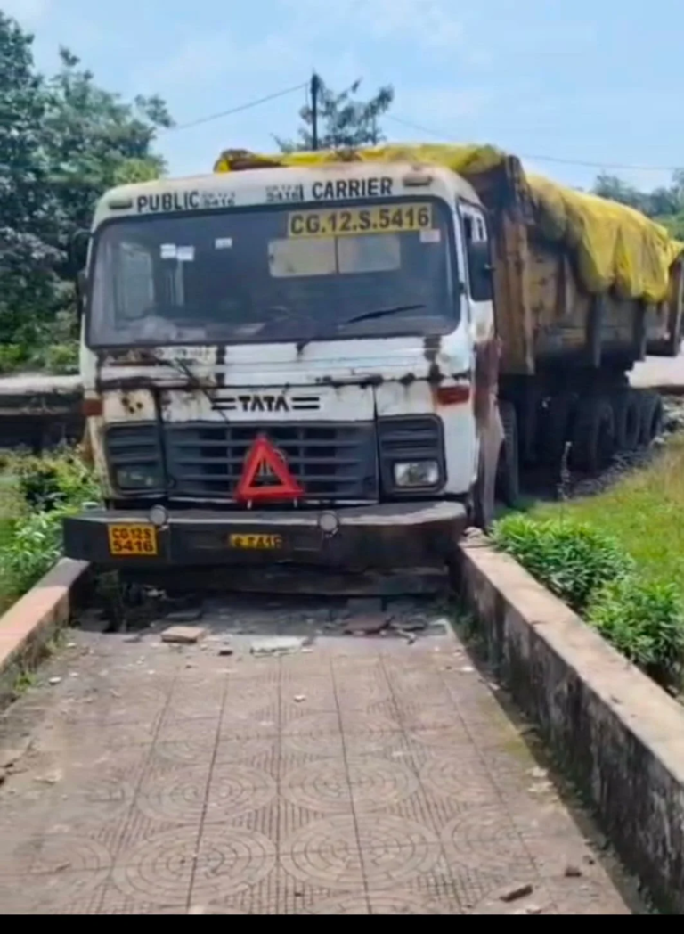 Korba: ट्रक चोरी की कोशिश, गार्डन में घुसा वाहन देखें वीडियो