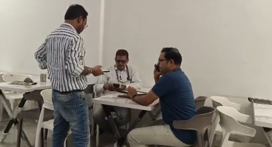 कोरबा ब्रेकिंग | बाथरूम में धुल रहे थे मिठाई के बर्तन, वीडियो सही मिला तो खाद्य विभाग ने रोकी बिक्री