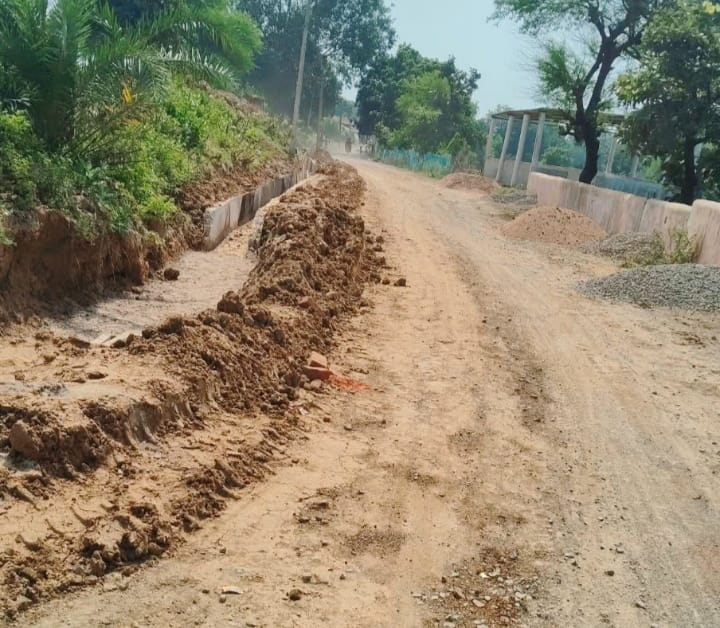 लोक निर्माण विभाग की निष्क्रियता से ठेकेदार की मनमानी और ग्रामीण जनता की शिकायत पर जिला प्रशासन की खामोशी बना गंभीर विषय, कलेक्टर जनदर्शन में दो बार गूंजा तिलैहा के ग्रामीणों का दर्द..!