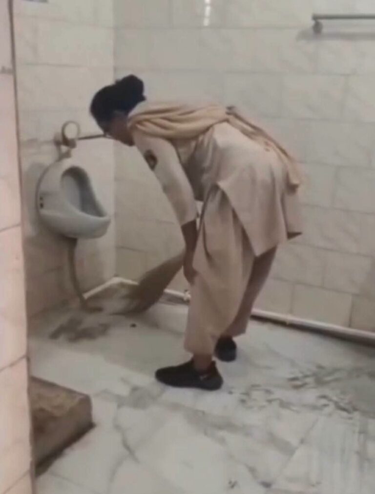 जांजगीर चाम्पा। महिला आरक्षक ने टॉयलेट साफ करते वीडियो किया वायरल, RI पर लगाए गंभीर आरोप, ASP ने कहा- जांच के बाद होगी कार्रवाई :