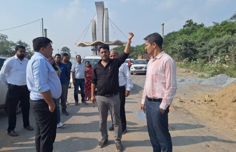 Korba News: कलेक्टर कुणाल दुदावत ने शहर की सड़कों और पुलों का किया निरीक्षण, 7 दिन में मरम्मत के निर्देश